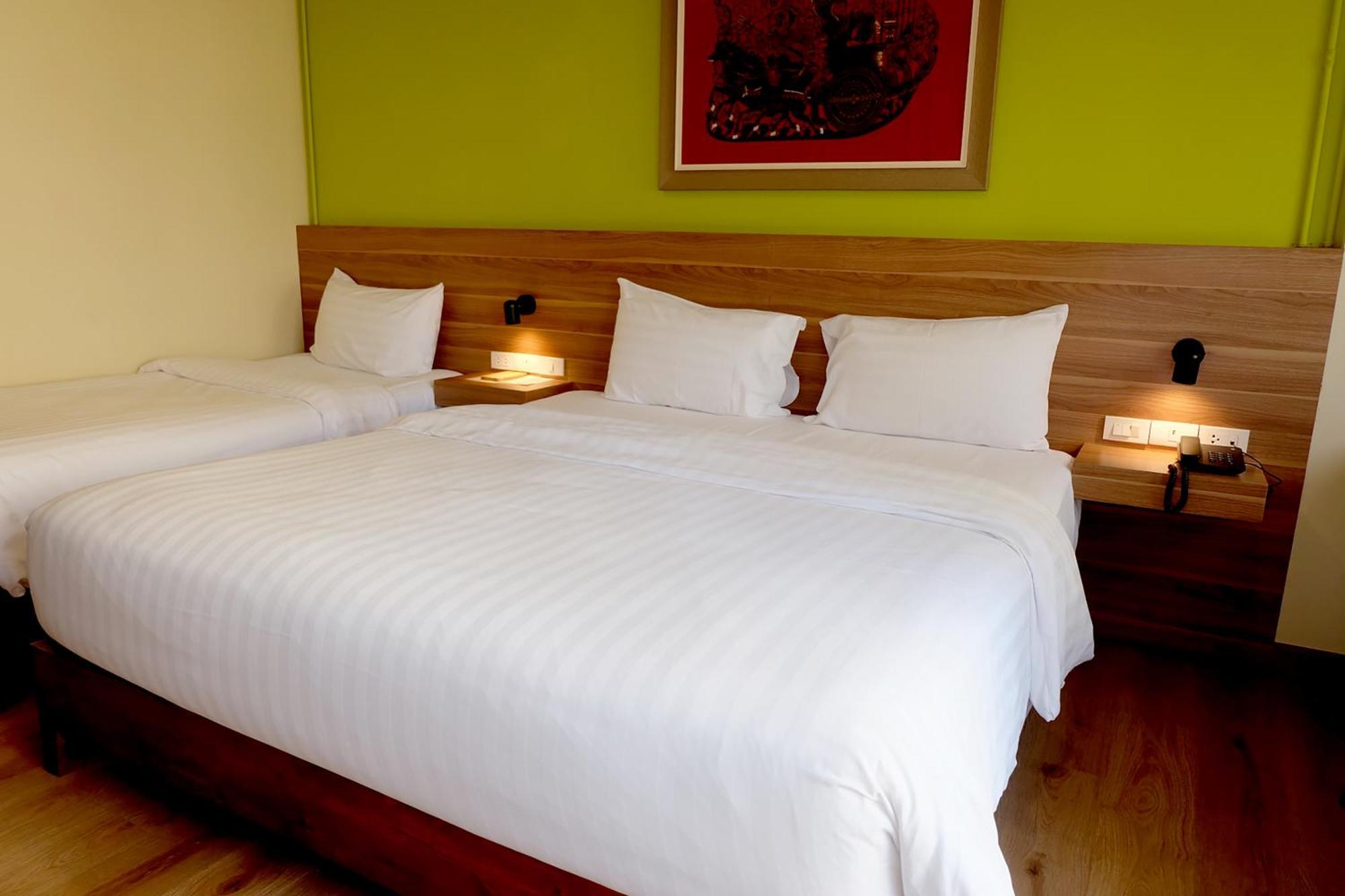 Siri Oriental Bangkok Hotel Room photo